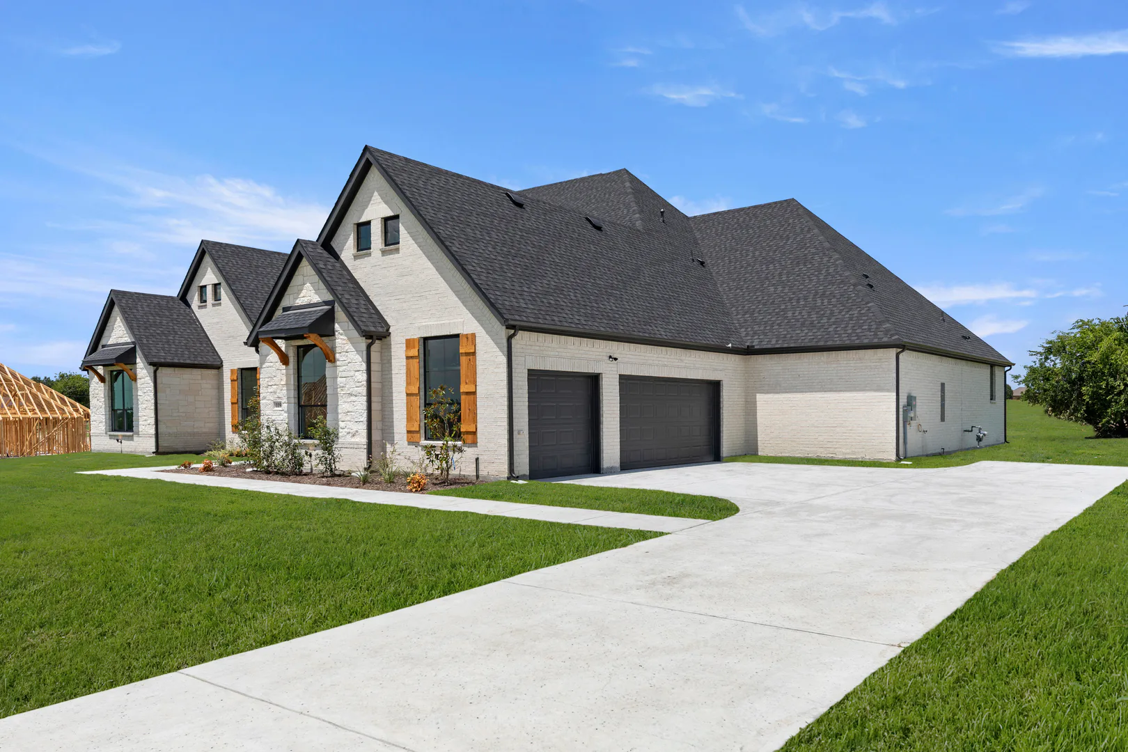 Side view of the exterior of a transitional ranch style home by Kindred Homes