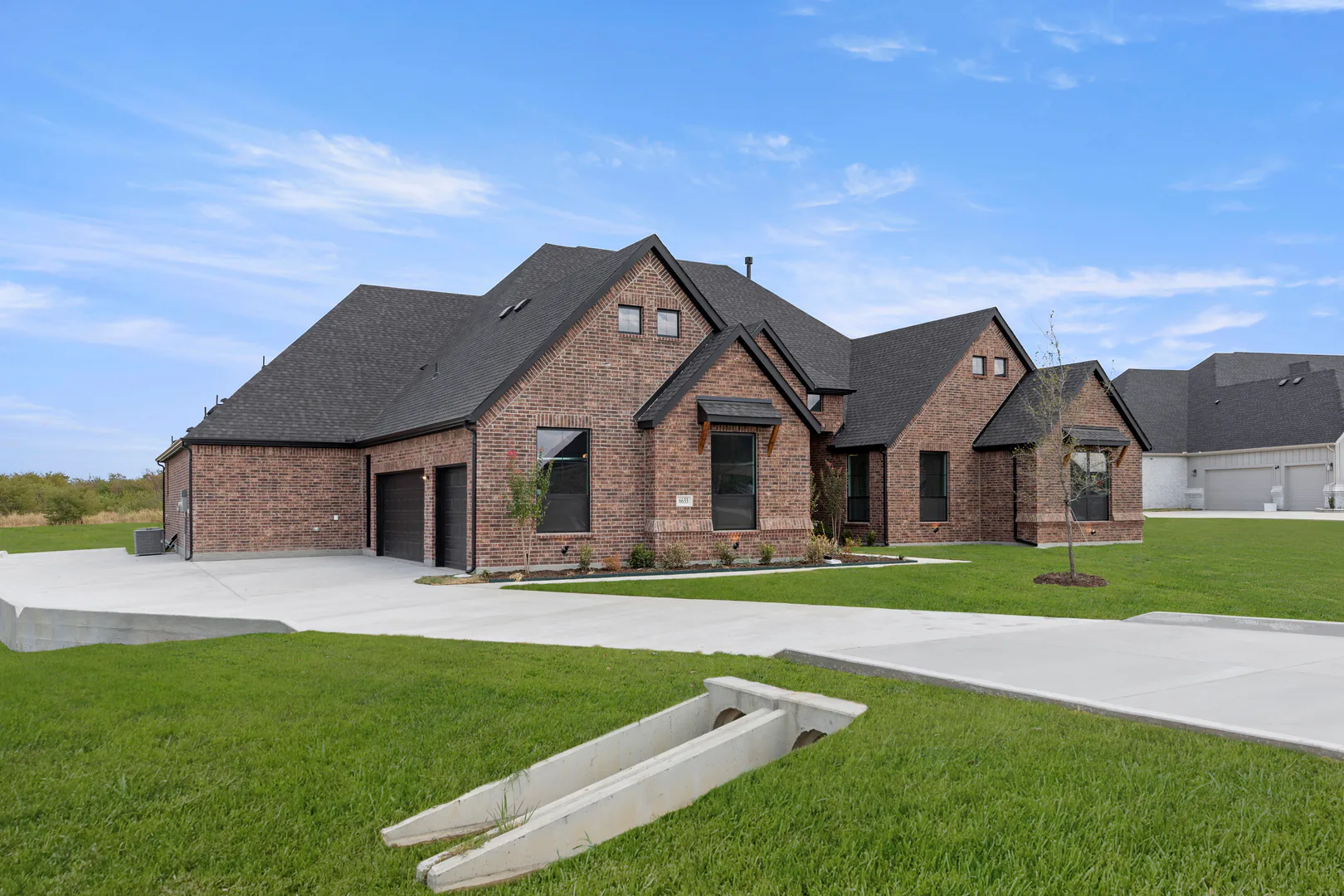 Side view of the front exterior of a transitional ranch style home by Kindred Homes