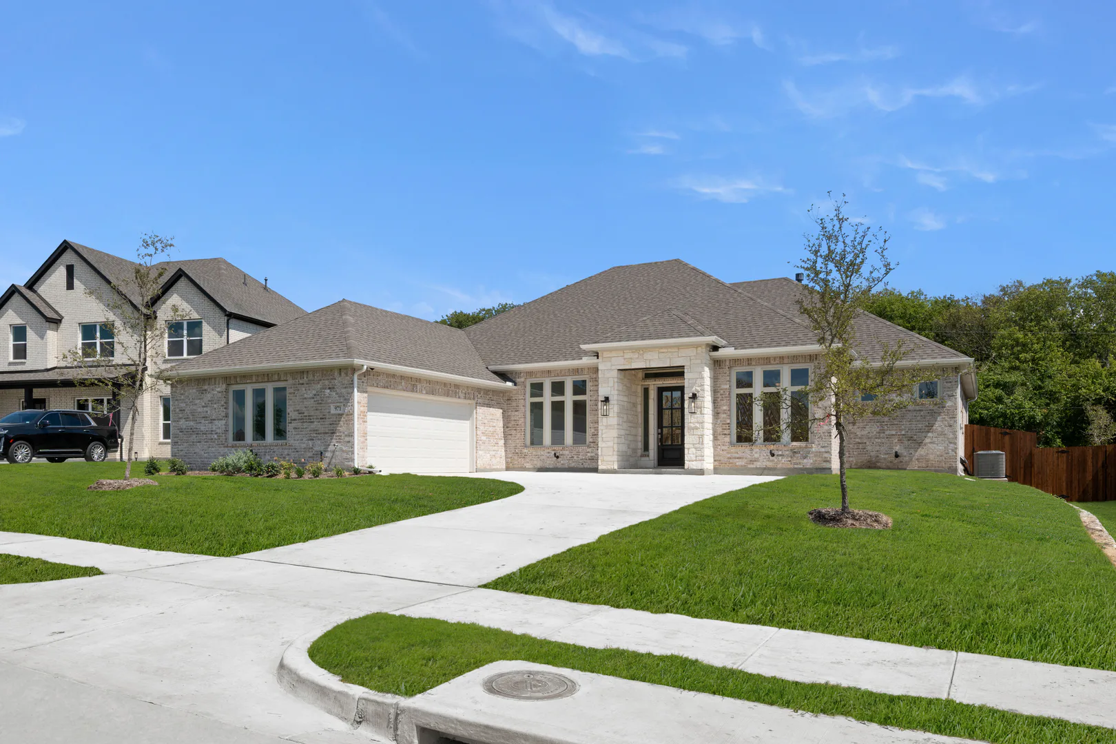 Side view of exterior of a transitional ranch style home by Kindred Homes